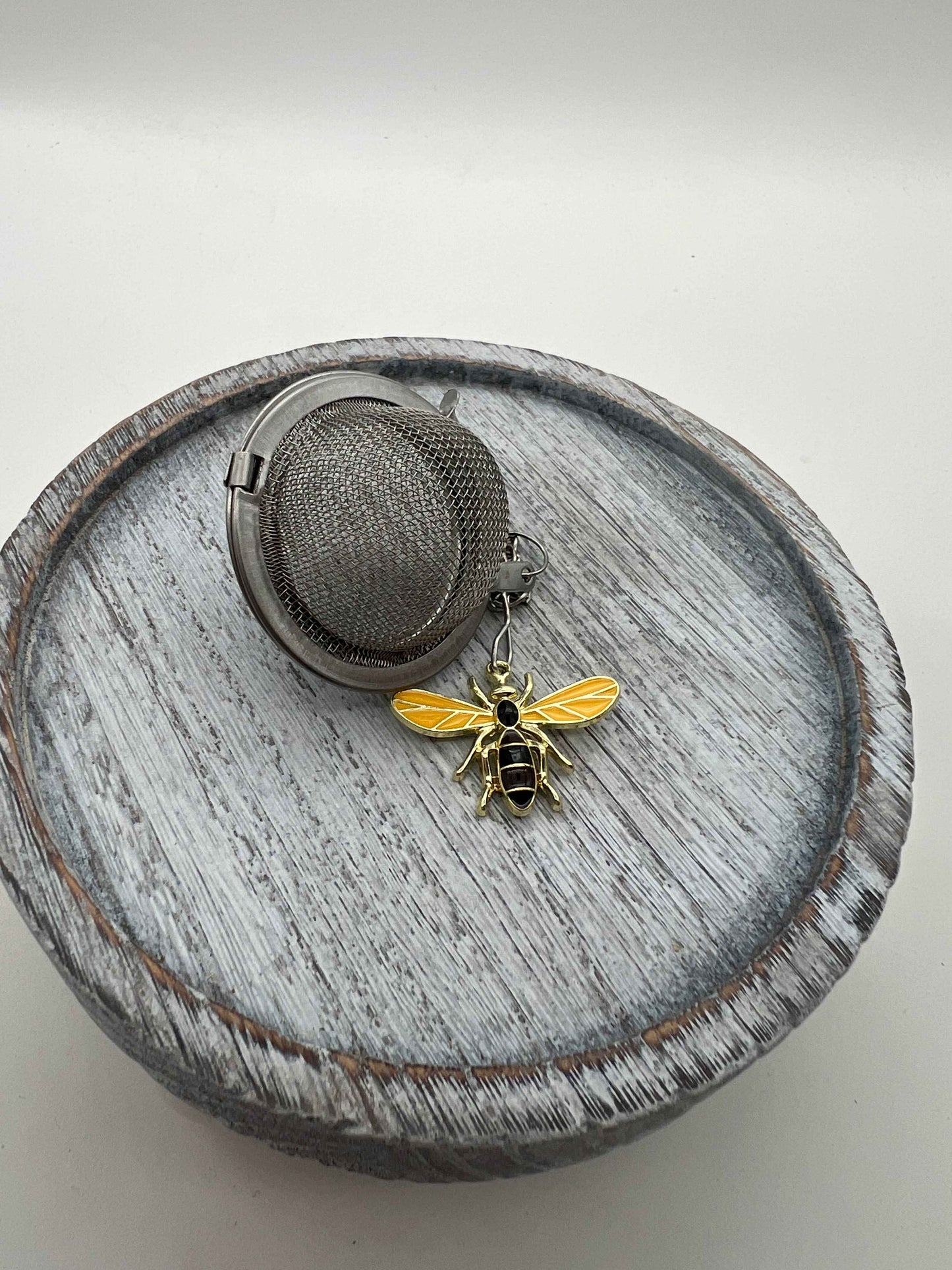 Ball infuser with bee ornament